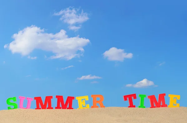 Letras de verano en una playa de arena —  Fotos de Stock