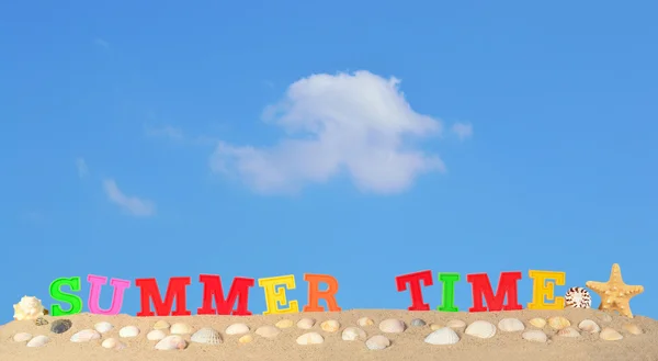 Letras de verano en una playa de arena — Foto de Stock