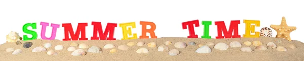 Letras de verano en una arena de playa en un blanco — Foto de Stock