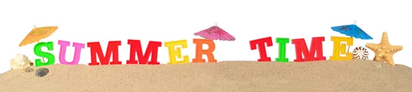 Zomertijd letters op een strand zand op een wit — Stockfoto