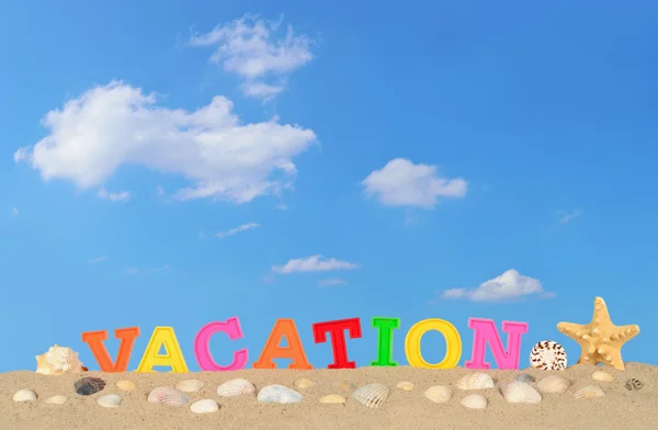 Letras de vacaciones en una playa de arena — Foto de Stock