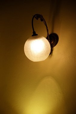 Duvardaki cam lamba.