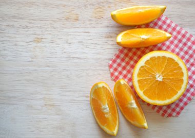 portakal ahşap yüzeyde dilimlenmiş