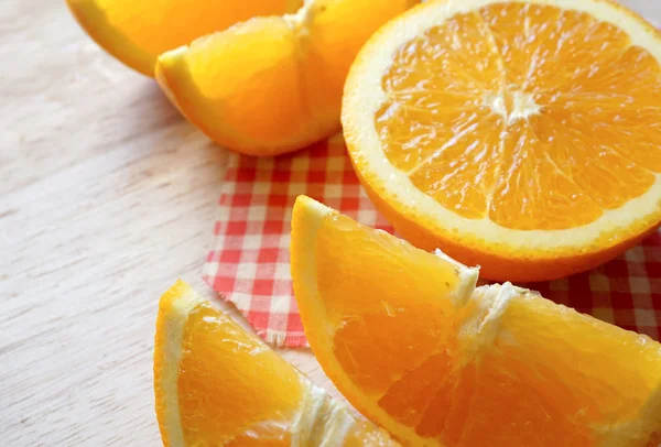 Primer plano de las naranjas en rodajas, con enfoque selectivo — Foto de Stock