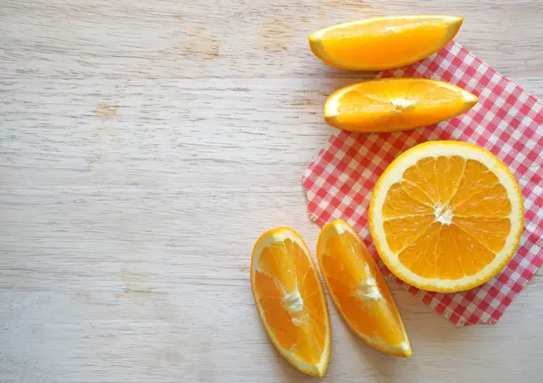 portakal ahşap yüzeyde dilimlenmiş