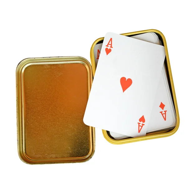Игральные карты в коробке изолированы на белом фоне (клипинг путь ) — стоковое фото