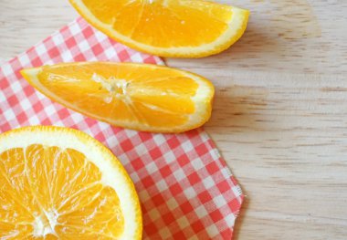 portakal ahşap yüzeyde dilimlenmiş