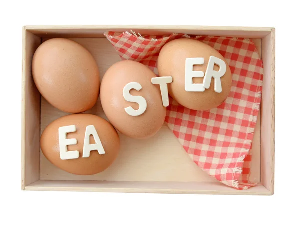 Huevos de Pascua en caja de madera aislada (camino de recorte ) —  Fotos de Stock