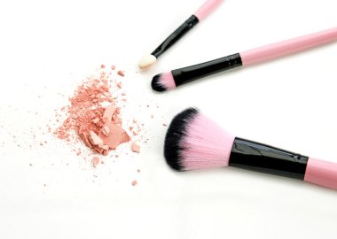 kozmetik fırça ve toz beyaz izole