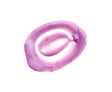 Böğürtlenli yoğurt izole beyaz arka plan (kırpma yolu üzerinde)