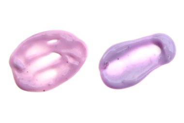 Böğürtlenli yoğurt izole beyaz arka plan üzerinde