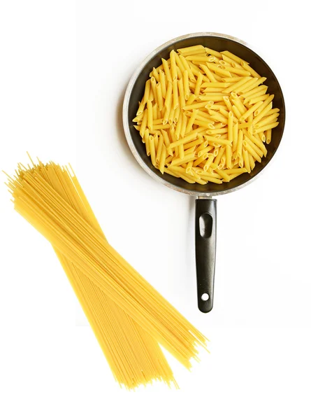 Pasta y espaguetis en sartén aislados sobre blanco — Foto de Stock