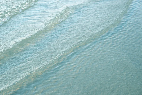 Surface bleue de la mer tropicale avec vagues et ondulations — Photo