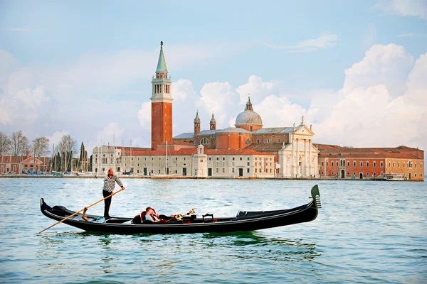 Venice, Olaszország - 2015. április 13.: gyönyörű kilátás a hagyományos Gondola a Canal Grande San Giorgio Maggiore templommal, a háttérben a naplemente, San Marco, Velence, Olaszország — Stock Fotó