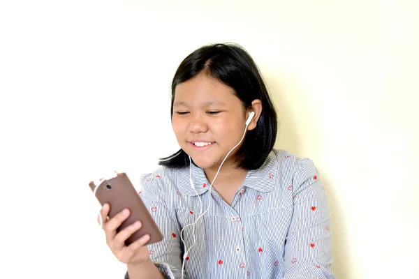 Ragazza felice ascoltando la musica da uno smartphone — Foto Stock