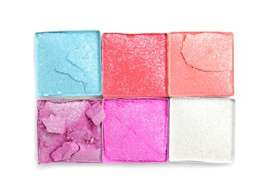 Beyaz arka plan üzerinde izole çok renkli ezilmiş kaptırdın