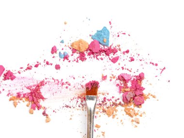 Makyaj fırça ile renkli ezilmiş kaptırdın