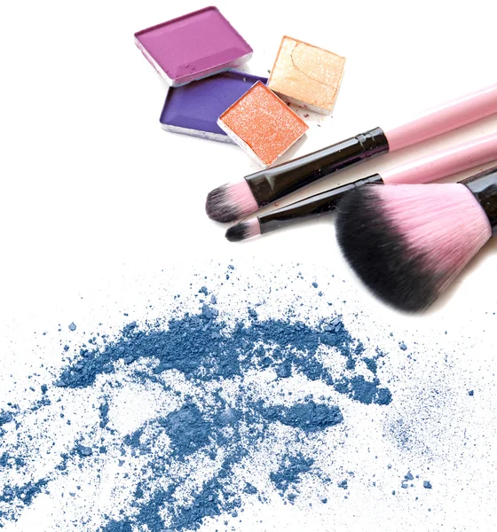 Make-up Pinsel mit zerdrücktem Lidschatten — Stockfoto