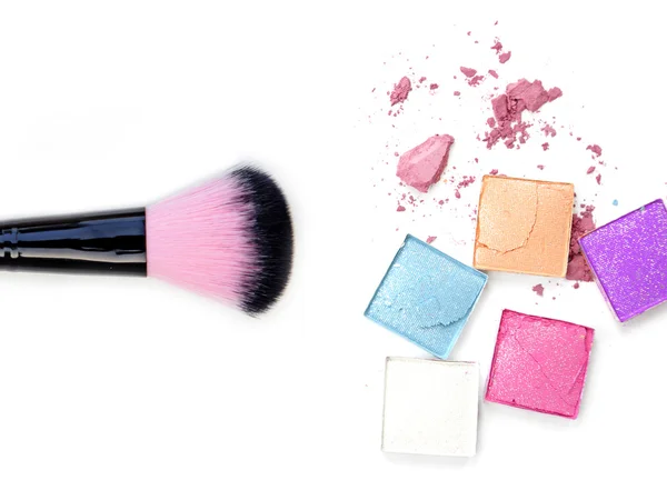 Кисть для макияжа с красочными измельченными тенями для век — стоковое фото