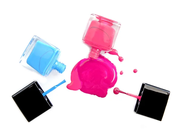Kleurrijke nagel poetsmiddelen flessen geïsoleerd op wit. — Stockfoto