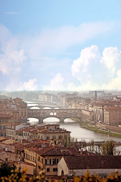 Мосту Понте Веккіо у прекрасний день у Флоренції, Італія — стокове фото