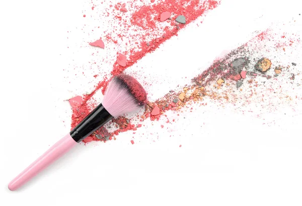 Multi färgade pulver ögonskugga på en pensel, skönhet verktyg blusher — Stockfoto