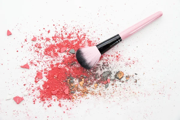 Polvere multicolore ombretto su un pennello, strumento di bellezza blusher — Foto Stock