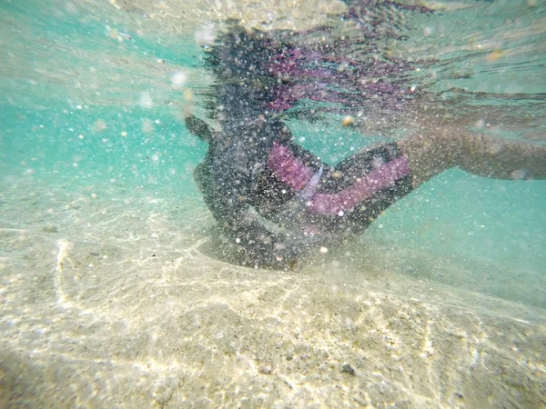 Lány merülés víz alatti fehér homok a tenger fenekén — Stock Fotó