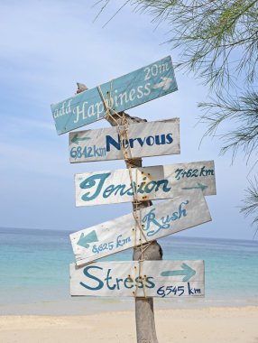 Ahşap işareti adada yaz günü sonrası.