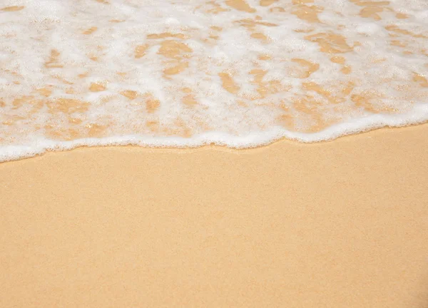 Vague sur le fond de la plage de sable — Photo