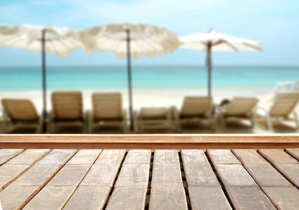 Piano in legno sul mare azzurro sfocato e fondo spiaggia di sabbia bianca — Foto Stock