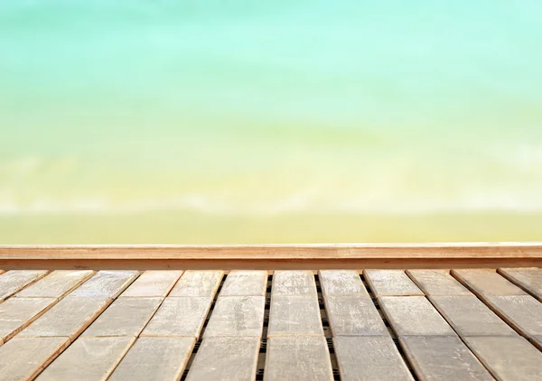 Pavimento in legno con mare e cielo sfondo sfocato — Foto Stock