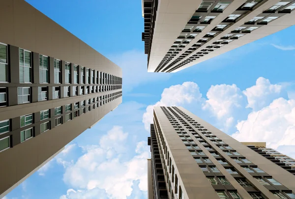 Windows gökdelen gökyüzü karşı bina modern binaların.