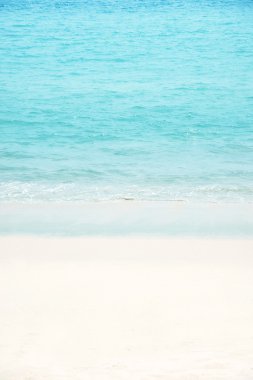 Kumlu sahilde tropikal deniz dalga yumuşak