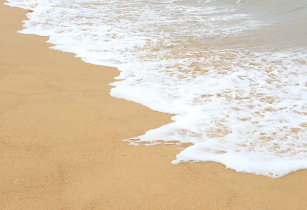 Mer vague et plage de sable — Photo