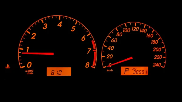 車のダッシュ ボード。暗闇の中でスピード メーター — ストック写真