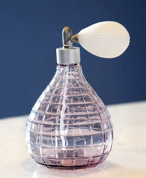 Glasflaschen mit weiblichem Parfüm — Stockfoto