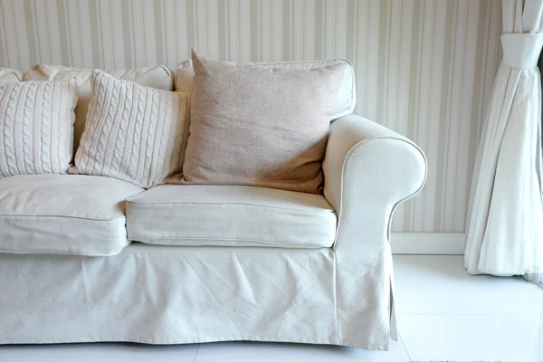 Sala de estar com sofá branco e cortina — Fotografia de Stock