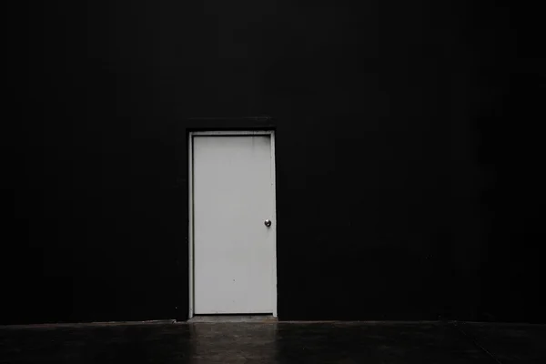 黑色与白色的门的空墙 — 图库照片