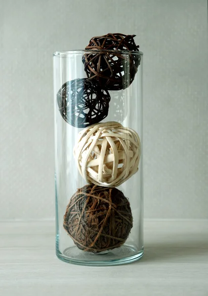 ガラスの装飾用の小枝から不織布ボール — ストック写真