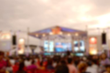 Bulanık konser sahne önünde