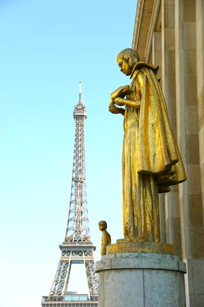 Eiffel tour a sochy Trocadero zahrady, od 1930, Paříž, Francie, tónovaný — Stock fotografie