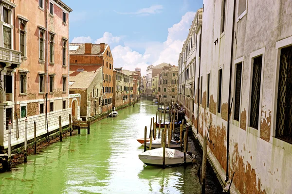 Pequeño canal veneciano y antiguas paredes de ladrillo con balcones tradicionales vintage. Venecia, Italia — Foto de Stock