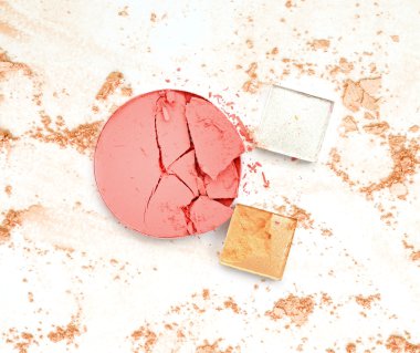 Beyaz bir arka plan rengine kozmetik