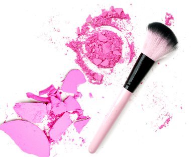 Pembe renk toz fırçası ile makyaj.