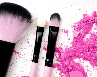 renk toz fırçası ile makyaj.