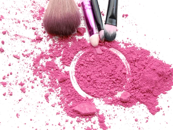 Escova de maquilagem profissional em sombra de olho esmagada rosa — Fotografia de Stock