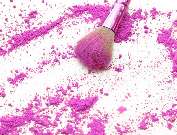 Professionele make-up borstel op roze geplette oogschaduw — Stockfoto