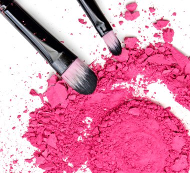 Profesyonel makyaj fırça üzerinde pembe ezilmiş göz farı