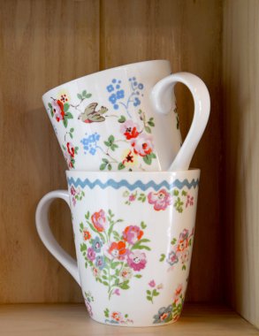 çiçek desenli çay bardağı.